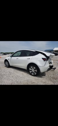 تسلا مودل y  دبل ماطور  ٢٠٢٣ اون لاين ماشيه ٢٣ كيلو سياره بحاله جيده م...