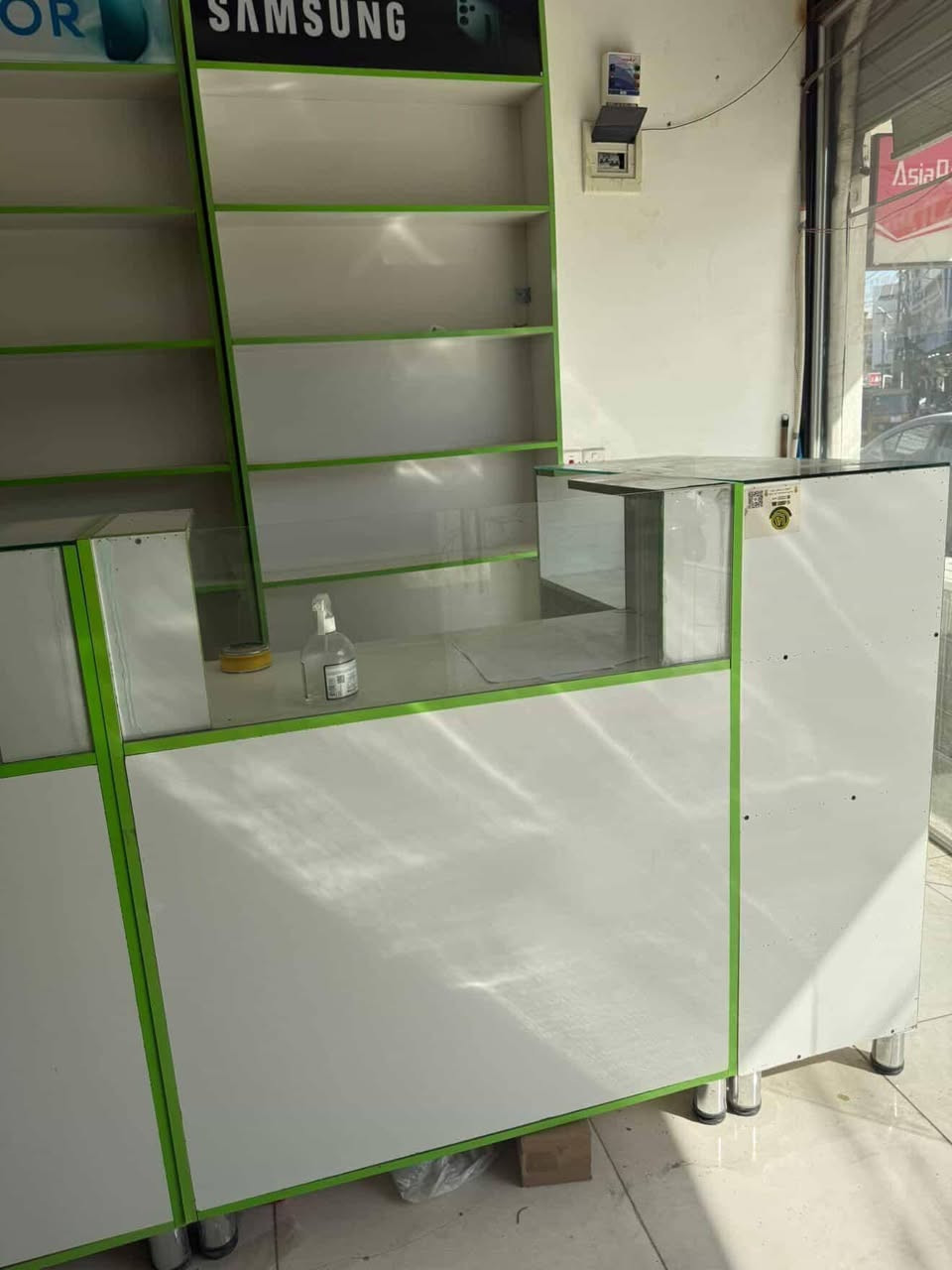 معروض للبيع فاترينات تركي ثقيل درجة اولى رفوف ارتفاع 2 متر ونص عمق 25سم والعرض 1 متر اعلام ضوئي وانارة داخلية تحتوي على  ملحق كومدي مع جام سلايد العدد 14 فاترينا مع ميز عدد 6 كما موضع بالصور وسعرهن بي مجال حلوو للاستفسار اكثر الاتصال على الارقامم
*********** / ***********
