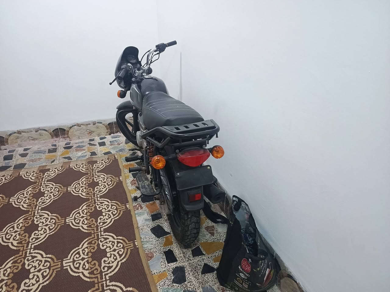 السلام عليكم دراجه بوكسر موديل 2021 .مكينه جديده مجفته درجة اولى .تخم تاير جديد جبلي وكهربائيات شغاله كلها ،واوارقها كاملة للترقيم، السعر مليون وبيها مجال..  ***********
