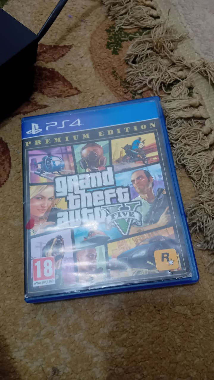 بلي 4 نظيف 100% ما مفتوح ولا مره مع يدتين و قرص جيتي اي والحساب الي بداخله بيه العاب هواي سعر 200 قفل قفل قفل تواصل عبر *********** واتساب او خاص
