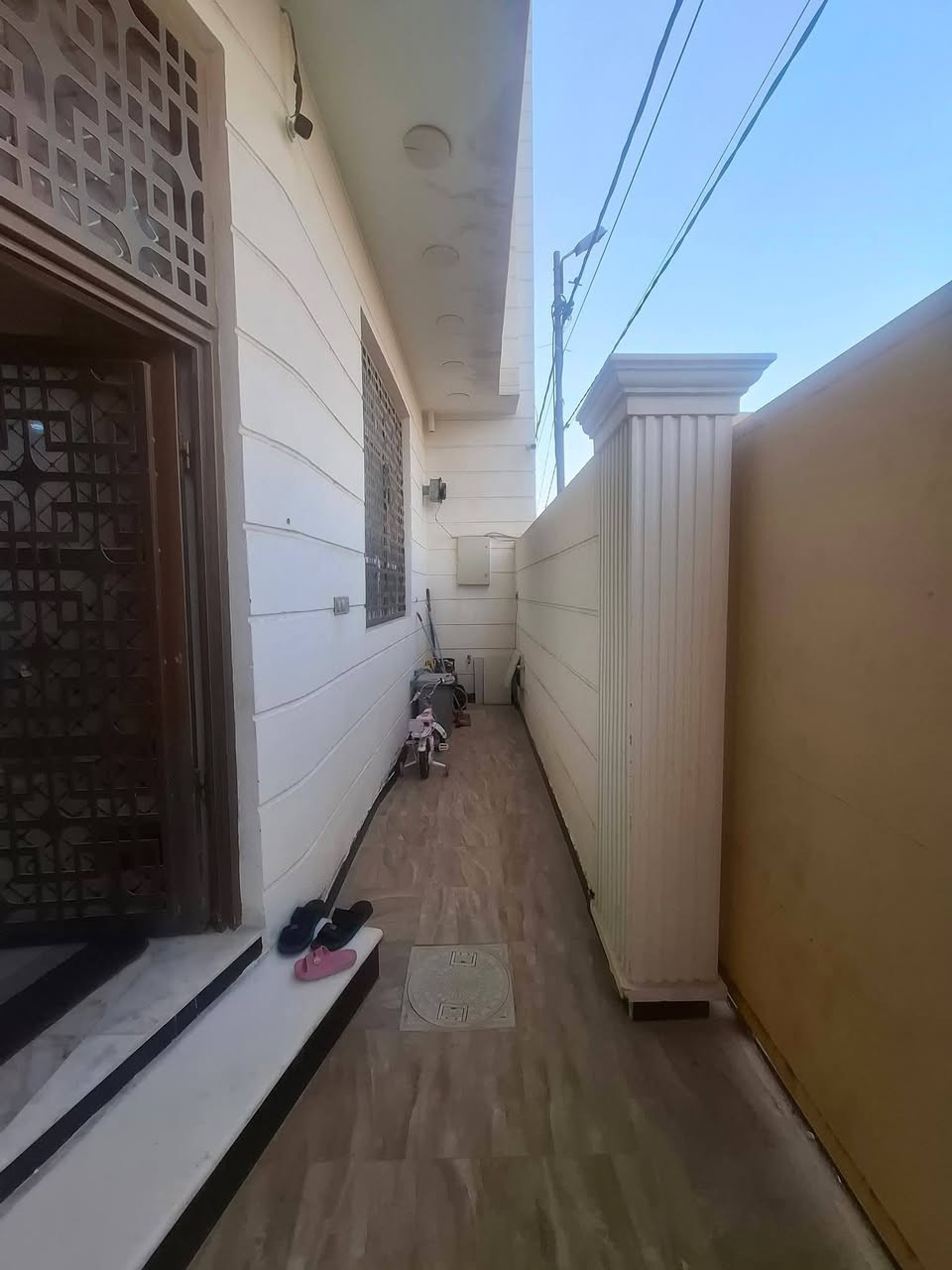 دار سكن  للبيع 🏠 
⭕العنوان : أم الخيل الثالثة
    قرب المركز الصحي
⭕شارع 40 الفاصل أم الخيل الثانية والثالثة

⚪طابقين 
⚪بناء حديث

المساحة : 100م²
الواجهة : 10 متر✅
علمأ الدار مطلوب صندوق الاسكان 20 مليون

  ⭕التفاصيل⭕
غرف نوم عدد3/صالة عدد2/ استقبال / مطبخ /
مجمع صحي عدد3
-----
                          المراجعة 
     ♦️♦️♦️مجموعة باسم الشمري♦️♦️♦️
      ♦️♦️للاستثمار والتطوير العقاري♦️♦️
____
للأستفسار الاتصال على📲
قسم المبيعات 📠
***********📱
***********📱

