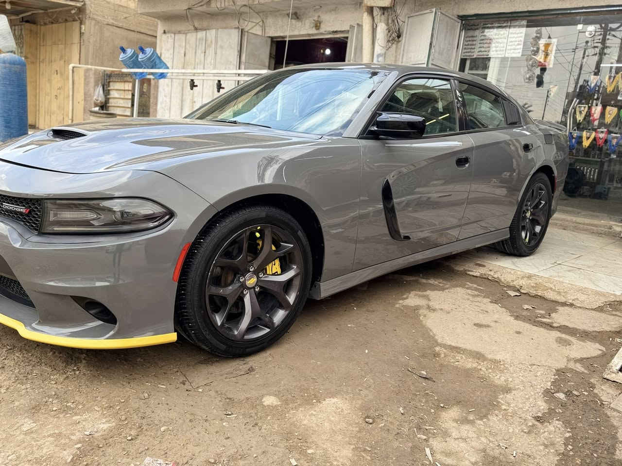 السلام عليكم جارجر جيتي  موديل 2019 رقم بغداد بسمي السياره جديده بيه جاملغ مبدل نفس ألون بدون دواخل
السعر 240
لاستفسار ***********
