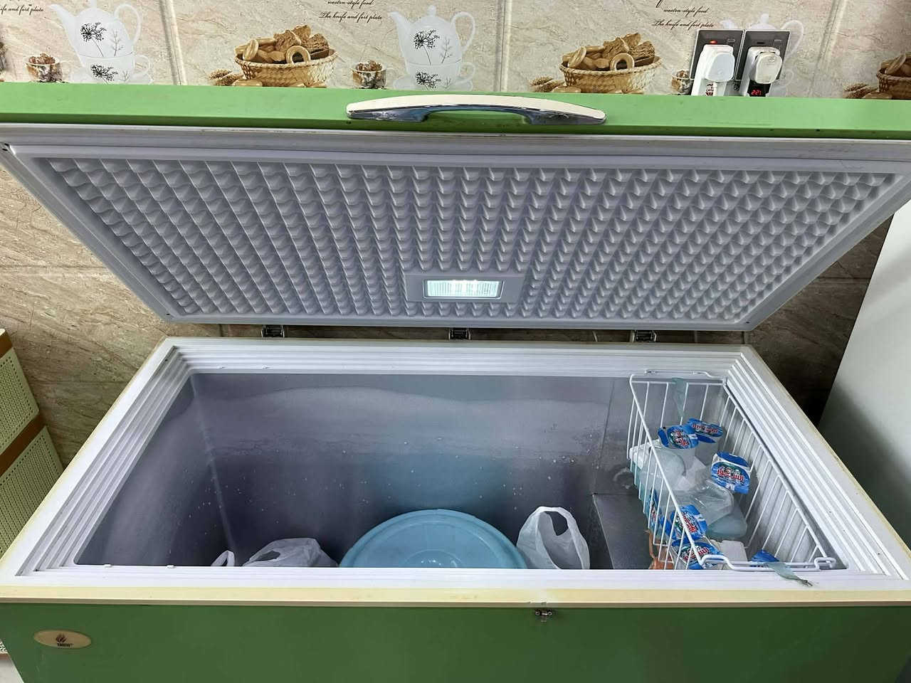 مجمدة للبيع نظيفة جدا السعر المطلوب 300 الف
للاستفسار ***********
