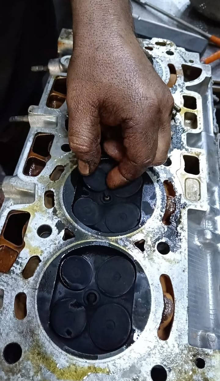 السلام عليكم ورحمة الله. A5 صاحبها مبدللها كازكيت وراها بفتره جابلياها معوجه ولفات والسبب ضاغطه مو اصليه شاديله هاي من غير الشغل التلزيك براغي الكام شفت مكطمه ونصهن مسحكه ويمنه ان شاء الله ماكو شي صعب رجعت الامور طيبه
مركز سمارت إنجن 
بغداد الدورة شارع 60 قرب افران اليسر
*********** _ ***********
