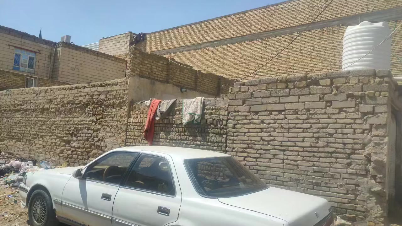 عندي بيت بالناصريه المركز حي المعلمين بيت قديم بيه ايجار ٥٠٠ الف يعني ينباع قطعه ٢٠٠ متر طابو صرف باسمي السعر ٣٠٠ مليون
الناصريه سومر حي المعلمين 
***********
***********
ابو محمود
