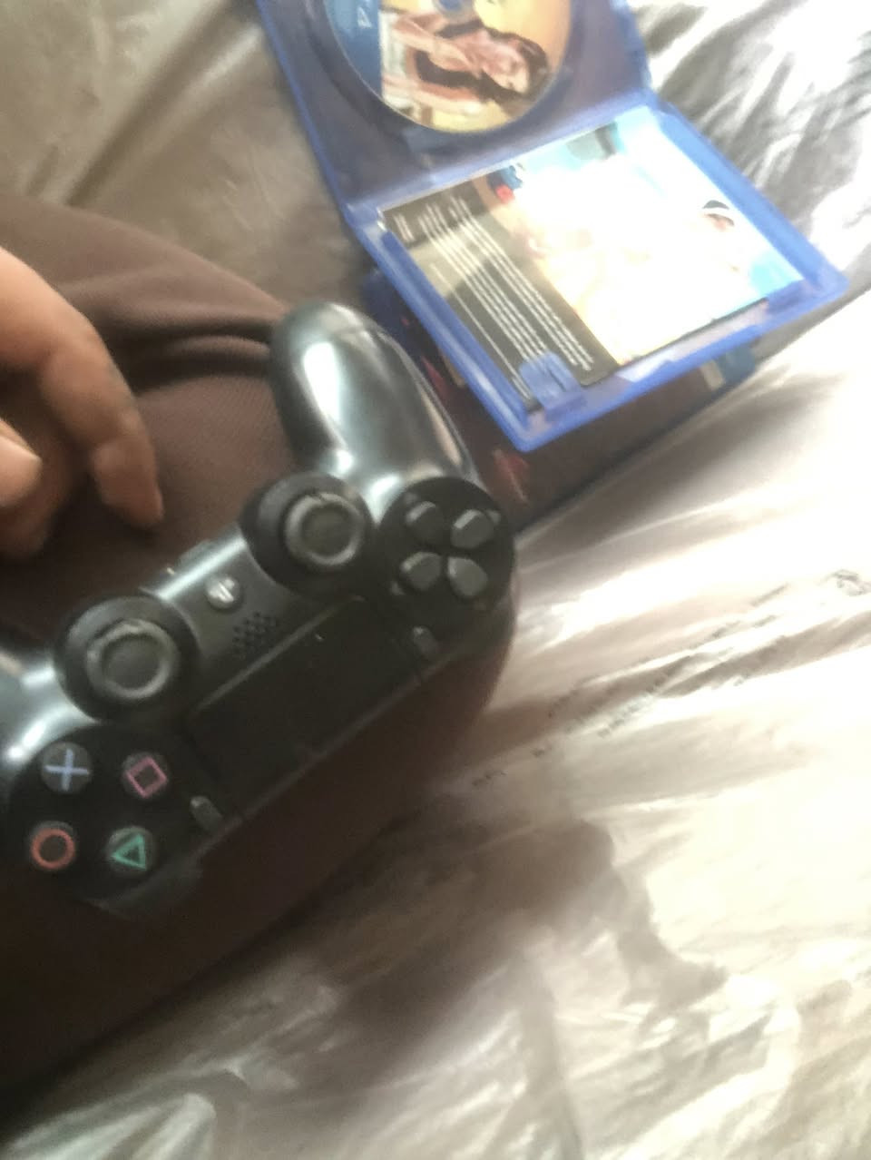 سلام عليكم شباب عندي يده بلي 4 اصلي وعندي اقراص ادرايفر + لعبه جزئين لعبه حلو تخبل ماعرف اسمها😂 للبيع ***********
