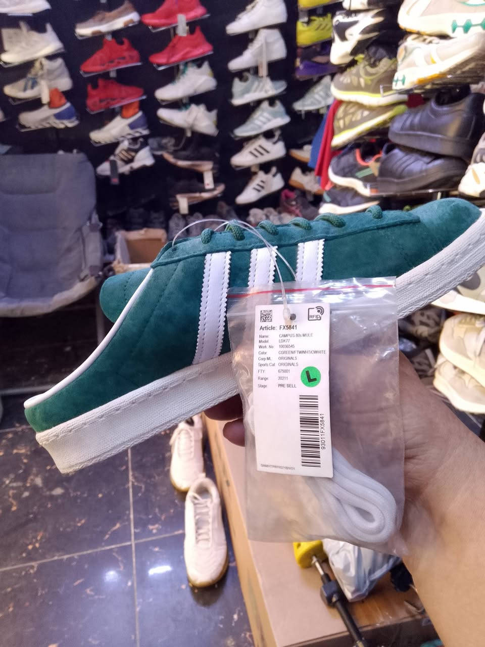 ADIDAS 
CAMPUS 80s MULE..
siaz..42.2/3
27cm.viatnam
ORIGINAL.. SAMPLE 
جديد وكاله غير مستخدم ..حفاية
للحجز والاستفسار راسلنا واتس اب وماسنجر عله الرقم الموجود ***********ابو ايمن
توجد خدمة توصيل كل المحافظات
