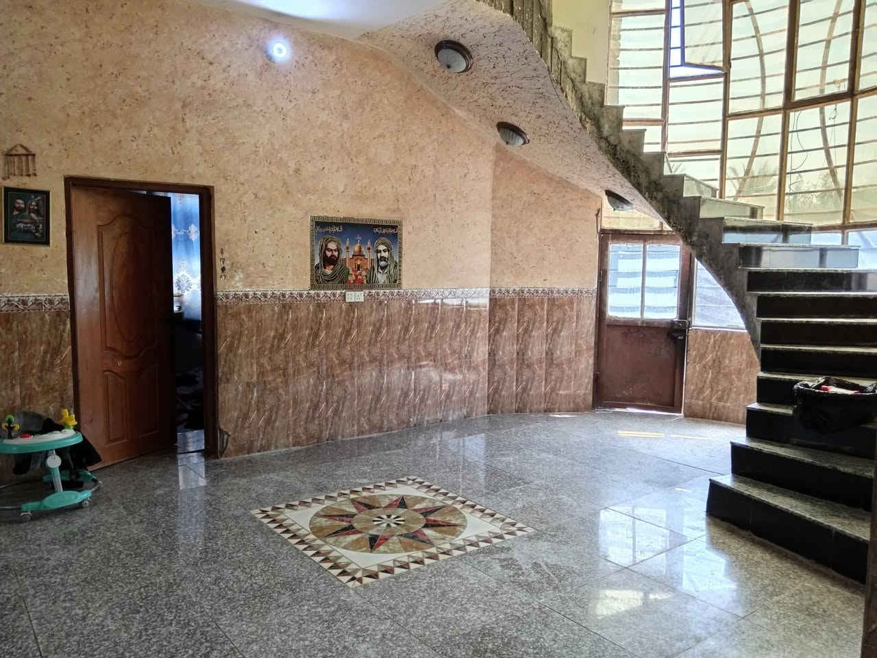 السلام عليكم عندي ارض نصف دونم للبيع تحتوي على دارين الأول حديث بناء طابوق والسقف صب كونكريت مساحة البناء 260 م والثاني بناء قديم مساحته 160م سند 25 الواجهه 14م والنزال 80 م ويحتوي على واجهه تقريبآ 500 متر تگدر اتسويهه بستان او مظيف للزوار يقع في السياحي منطقة الدعوم على التبيلط مباشر سعره 130 مليون وبي مجال ونگدر انبيعلك بيت واحد وكلمن وسعره
منطقه جميله جدآ وناسهه اجمل. للأستفسار 
***********
