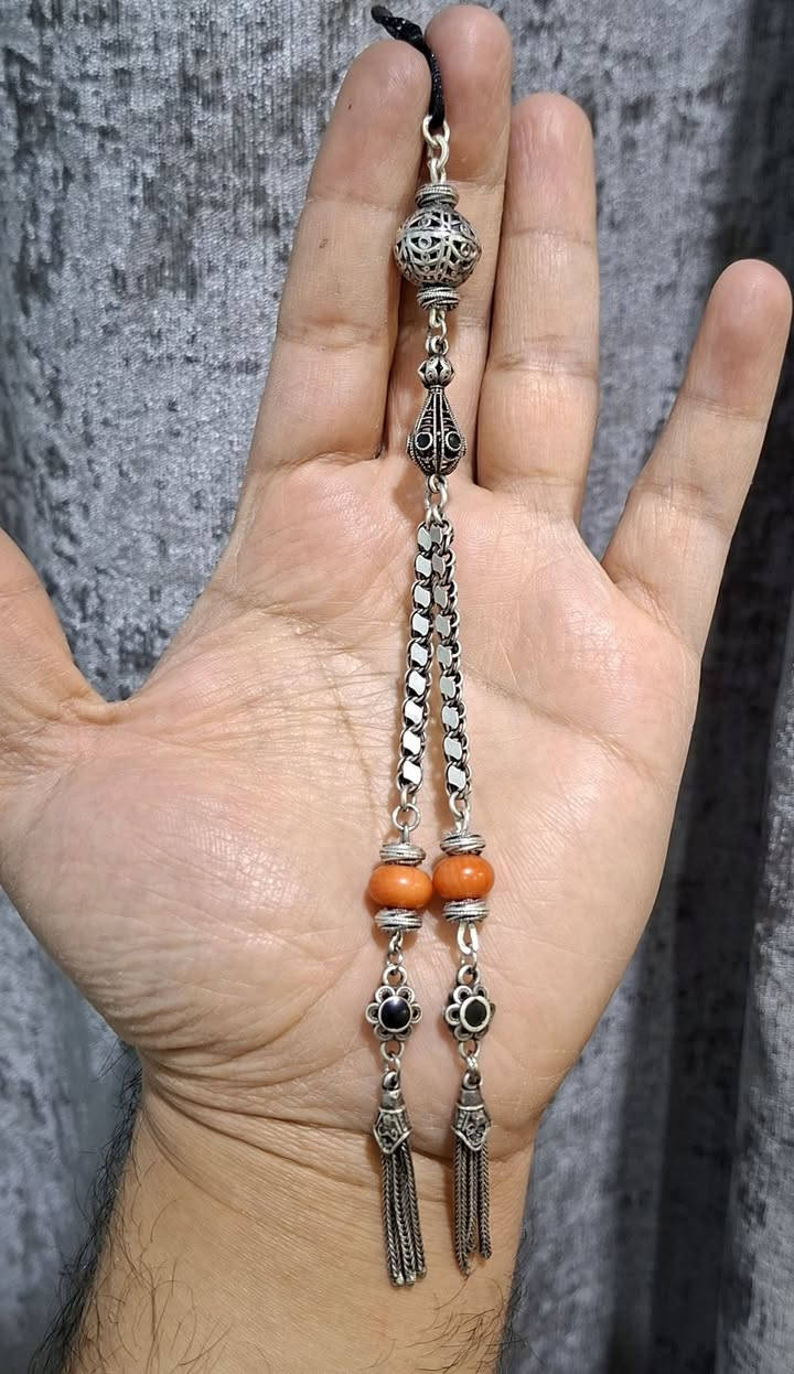 يا الله..  🤲🌹
كركوشه فضه عمل ممتاز مع مرجان اصلي ..💎
وزن الكركوشه 19 غرام… ⏱️✨
  
ملاحظه 💢 سعر الغرام 6 الف… 

الشراي فقط يتواصل خاص ... 
ما راوس بيع فقط احبتي الغالين ...

 تواصل واتساب او على رقم ***********..
يوجد توصيل كافه محافظات العراق. 🚛...
