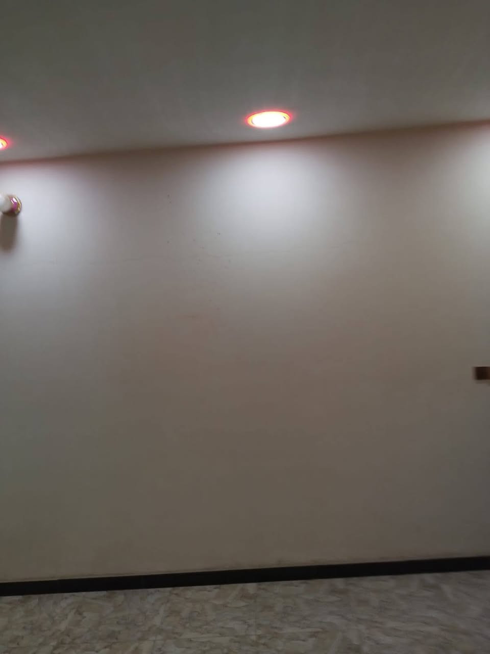 سلام عليكم بيت للبيع مساحته 125عل شارع السفير قرب كهوه جاكي ..لاستفسار ***********
