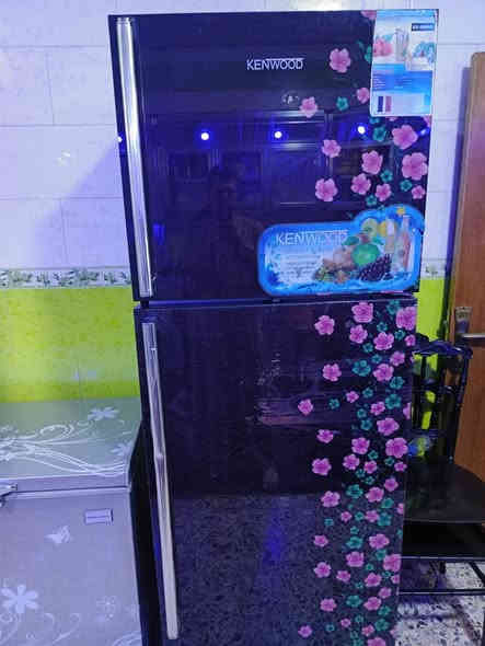 ثلاجه للبيع العنوان الكمالية البستان السعر 175 ثلاجه نضيفه بيها بس لرجلين لاماميات مكسورات ***********
