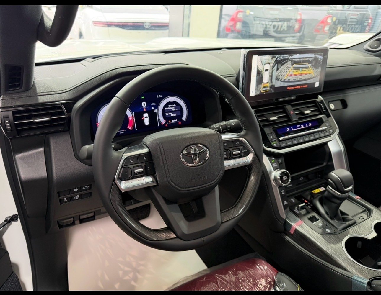 1. لاندكروزر VxR توين تيربو 2025 رقم بغداد العداء (3520 كم)مواصفات اللكزز
1. رادارات امامي جانبي خلفي تحديد مسار قيادة ذاتية
2.  كامرات محيطية عدد (4) فور ويل (4*4) تشغيل عن بعد 
3. محرك 6 سلندر 3500 توين تيربو هايبرد 
4 شاشة بالحجم الكبير شاشات خلفية اصلية ابواب شفط 
5. داتا شو عرض على الزجاج ستيرن كهربائي 7 راكب
6. كراسي الامامية كهرباء وتبريد وتدفئة وكرسي السايق ميموري ذاكرة كراسيالسبعة راكب كهرباء 
7. جنطة كهرباء كراسي الخلفية تبريد وتدفئة تشغيل عن بعد ابواب شفط 
1. لحاية امامية خلفية لحية 2026 ترايش نفخ بالابواب 