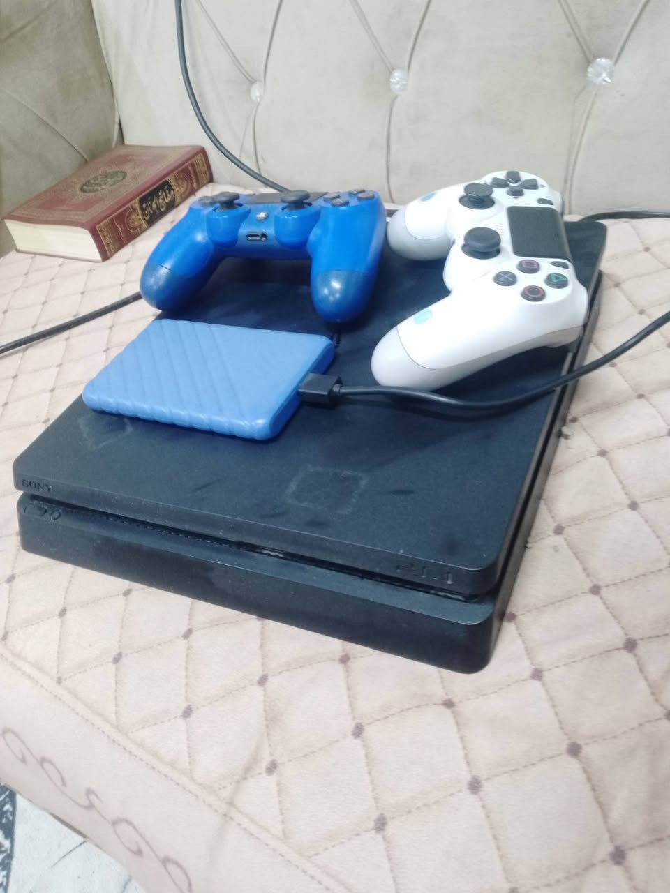 السلام عليكم توفر يمي بلي 4 سلم ما مفتوح ونضيف من الداخل والخارج وياه كيرين مساحته واحد تيرا وي الهارد الخارجي ومتروس ترس العاب منها فيفا25 وفول قايز و غوست اوف توسيشيما وسبايدر مان وغيرها من العاب بس يرادلهن اشتراك يله يشتغلن ما عدا فيفا25 سعره بدون الاشتراك 325 وبي مجال للطيبين ما اكدر اني اشتركلك اني انطيك صفحت الولد وانته اشترك مراسله واتساب فقط وباسرع وكت ارد.*********** مكاني رميثه
