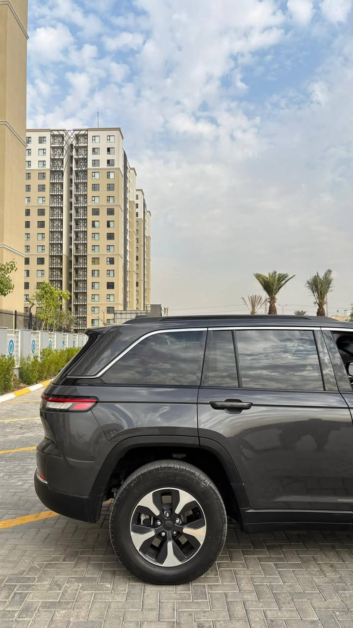 السلام عليكم 
Jeep grand cherokee 4xe
كهرباء وهايبرد وبانزين
لون فيلي فول مواصفات عدى الكاميرات 5 راكب
حادثها جاملغ ايسر فقط ومبدل
السيارة ماشيه 12 الف ميل فقط
سعرها 325 رقة وبيها مجال قليل للشراي 
0770 631 2077
