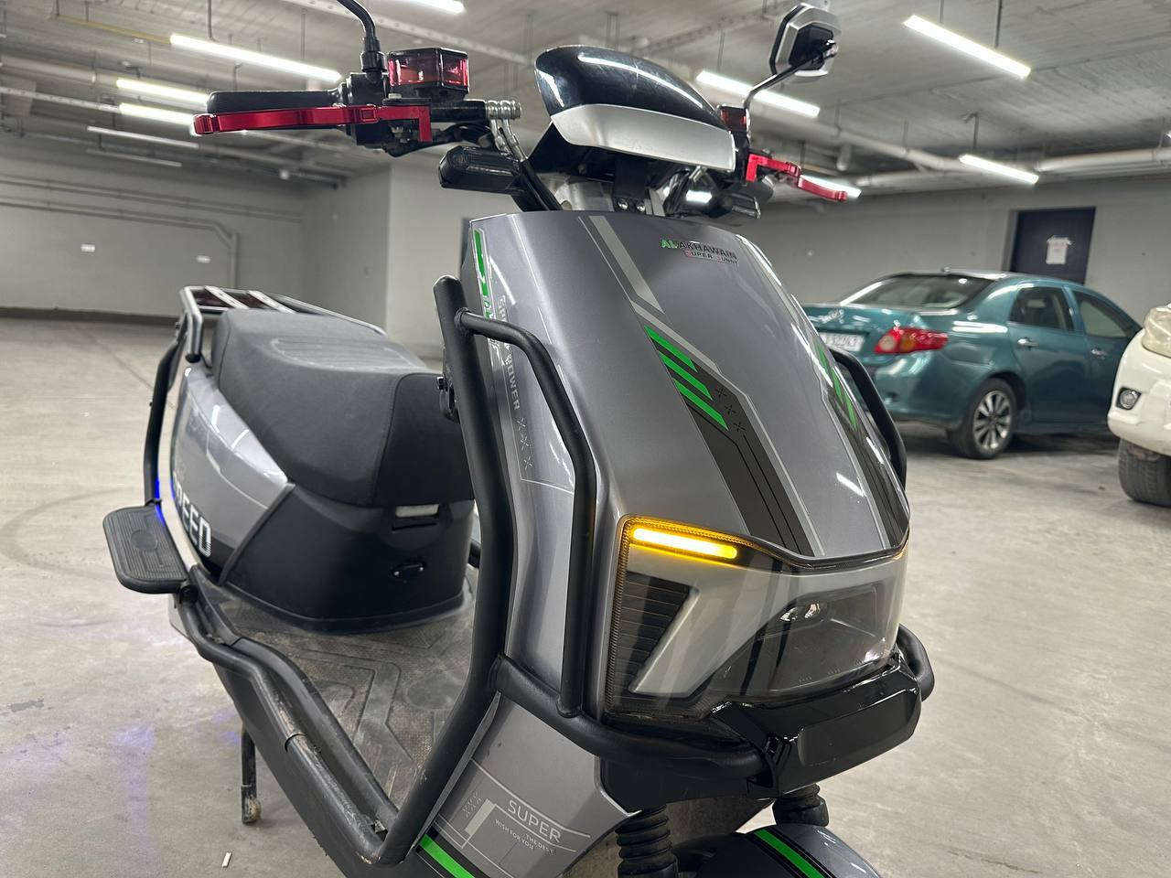 سلام عليكم ماطور شحن للبيع من شركة الاخوين فول مواصفات موديل ((2025)) بعدة جديد بطاريات كلهن على الفحص شرط الفحص لون مميز كهربائيات كلها شغالة هورن دبل اشاير لايت زنون عالي ناصي نشرات مرايات إشارة يمنة يسرة الماطور شخط ما بي تايرات جدد أربع سرع سبورت 6 بطاريات بي نظام البك R يعني يرجع ليورة الماطور كلش جديد مستعمل شي قليل جدا السعر  750 وبي مجال حك الجيه المكان الأنبار الرمادي #رقم 
 ‏‪0780 8891571
