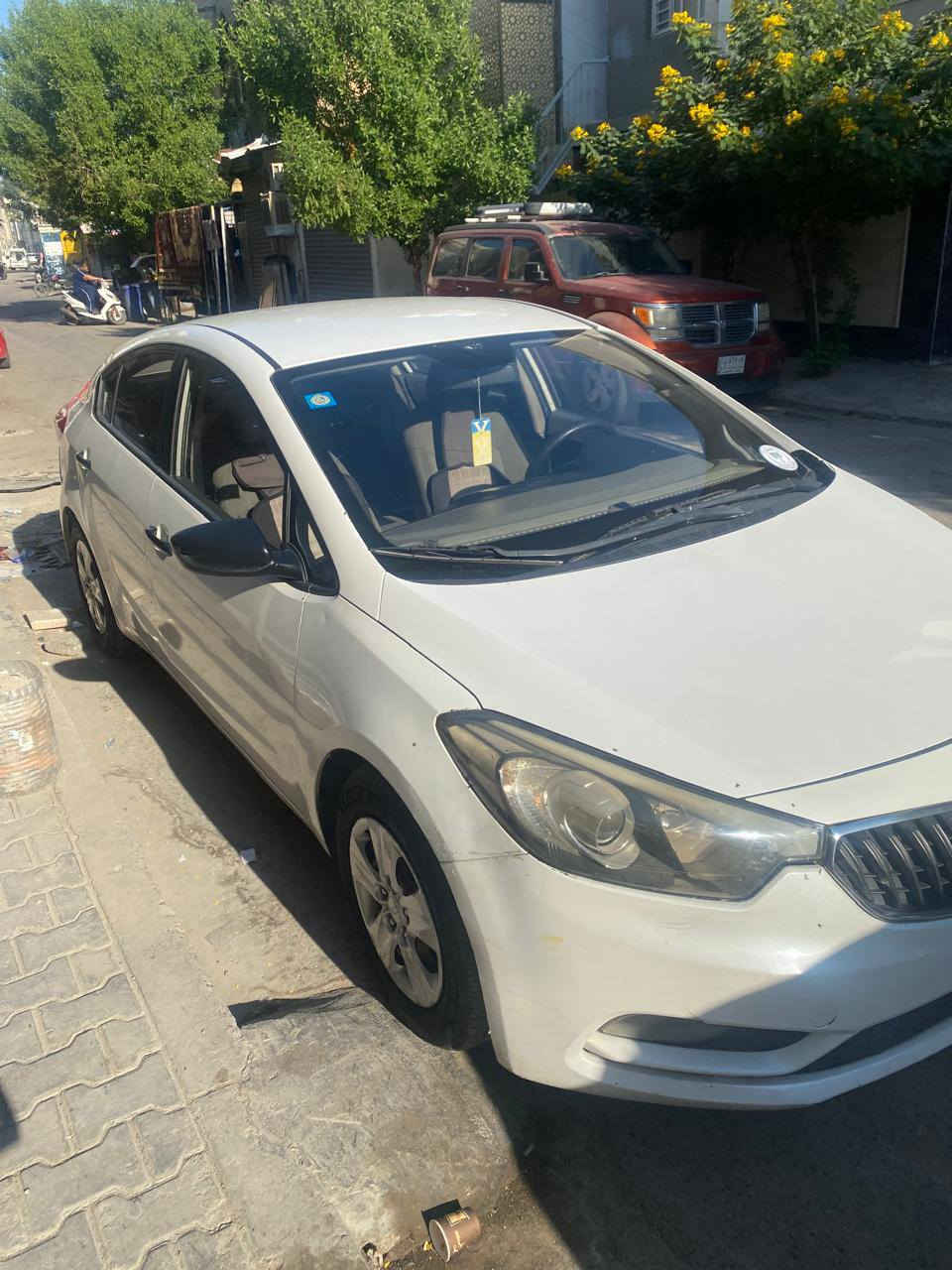 من رخصت
الادمن العزيز
هاي سيراتو 2016 بيها ثلاث قطع بخ مابيها معجون
السياره رايدها 11.500الف دولار يعني 115 ورقه
***********
