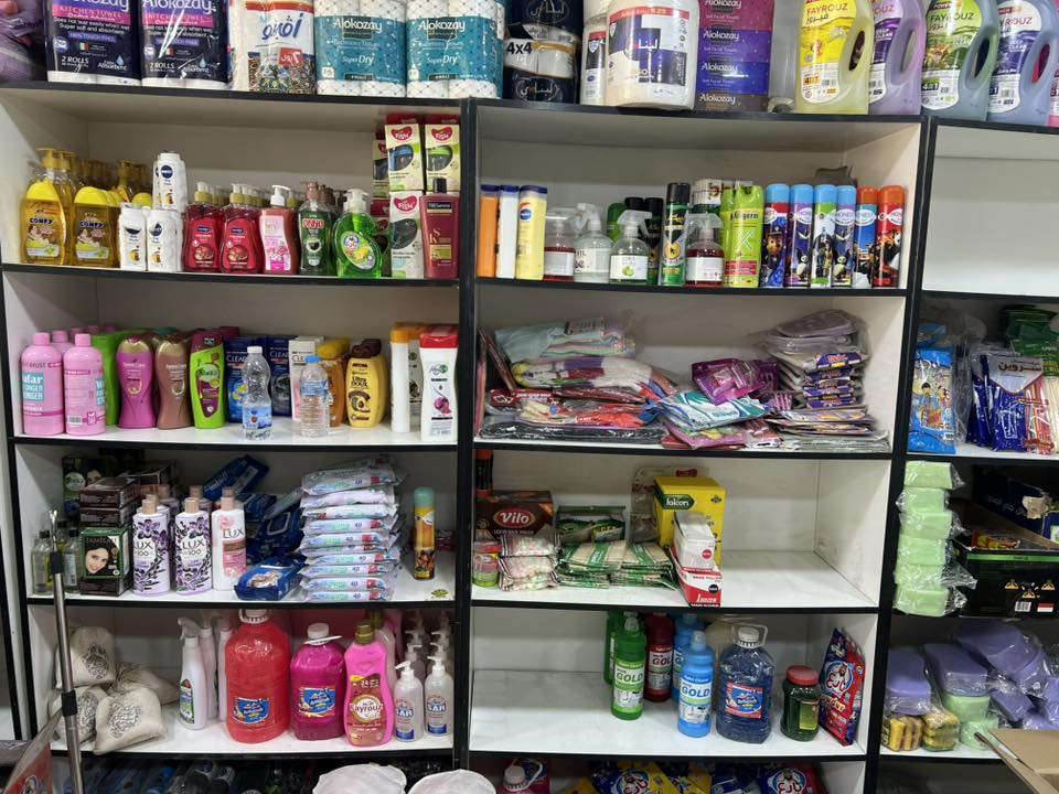 سلام عليكم رفوف خشب للبيع عدد 14 ارتفاع 2 متر وعرض 1 مترويوجد ميز كرزات مثل ما موضح بالصوره عدد 2 قياس ارتفاع 90 سم وطول 1 متر ونص  وعمق 50 سم للمراسله الاتصال على الرقم *********** الموقع بغداد العامريه
