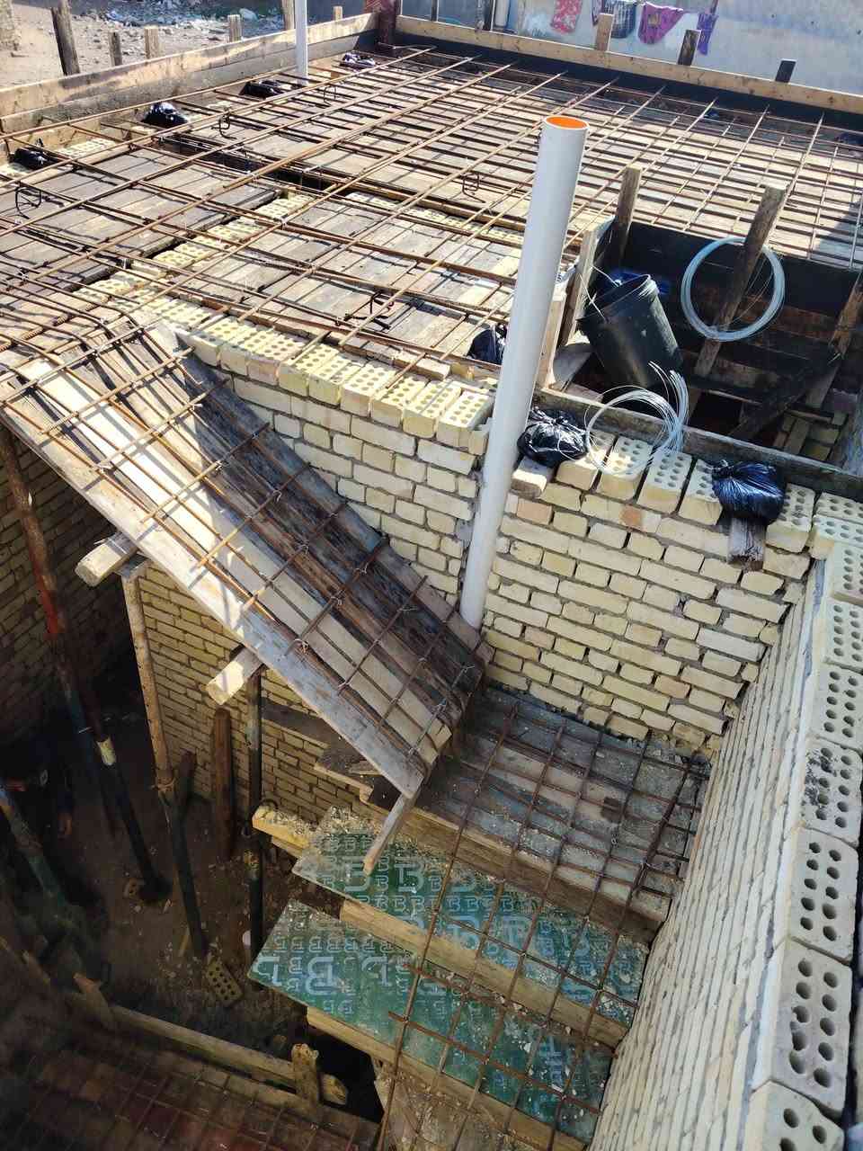 بيت ٥٠ هيكل كامل نزال ١٢ بناء درجه اولى شبابيك وبيبان فقط
ارضيه صب رفت مسلح حمام خارجي استقبال مطبخ ع حولي درج منور حمام داخلي وغرفه منام مدفوع المخالفات رقم القطعه ٥٩١٥ ع شارع تبليط خلف عماره ابو دريد السعر المطلوب ٢٨ / ***********
