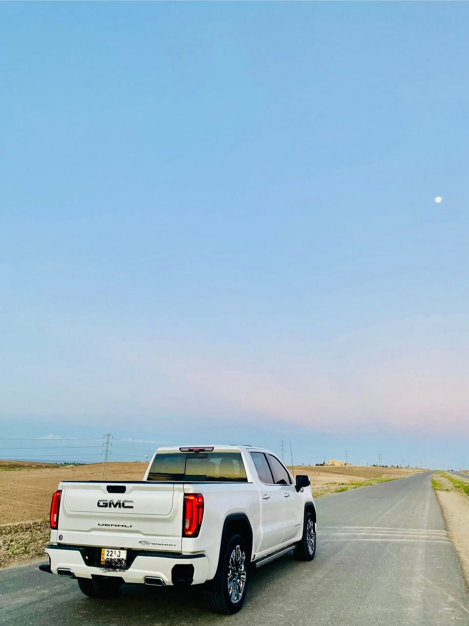 للبيعGMC سيرا دنلي2023
محرك 6200V8
ماشيه 60 الف كيلو
 حادث فقط جاملغ امامي جهة السايق
رقم اربيل الدولي
تضليل مروري اربيل كتاب

فول1/1 عل مواصفات بالجمسي
المواصفات :
*كير 10 نمر
* كير طرح و شاشات ديجيتال بالكامل 
*كشنات هزاز تحذير
* كامرات 360 و كامرة بالبدي و شاشه مراقبه بالمرايه الوسطيه نفس مال كدلاك
*سلايت روف فتحه
* دفع رباعي 4x4.
* رادار تفاعلي مع مانع تصادم امامي وخلفي
* نقطة عمياء بالمرايات الجانبية
وتكون المرايا قلابة لرؤية اوسع للطرق الخارجية.
* تحديد المسار مع قيادة ذاتية.
* 5 كامرات (360) درجة. 
* شاشة عرض لوحة القيادة (data show)على الزجاج الأمامي. 
*الداخل مطعم بالخشب البني
* استطفاف ذكي (اوتوپارك).
* دوسات جانبية كهربائية.
* المصابيح الأمامية زنون.
* كشافات الضباب زنون. 
* المصابيح الأمامية والمصابيح الخلفية LED. 
* دخول ذكي (بصمة). 
* تشغيل عن بعد.
* مقاعد من الجلد الفاخر. 
*داخل جلد لون قرميدي
* المقاعد كهربائية مع ميموري.
* المقاعد الأمامية تبريد وتدفئة. 
* المقاعد الخلفية تدفئه
* شاشة كبيرة 12 أنچ.
* نظام ملاحة نفكيشن GPS.
* حساسات امامية وخلفية.
* مكيف خلفي.
*محدد سرعة.
* ويل كروم قياس 22 انج.
* نظام اطفاء وتشغيل اوتماتيكي.
* شاحن موبايل لاسلكي (واير ليس).
* باب الصندوق كهربائي. 3 وضعيات
* هاند بريك كهربائي.
* المرايا الوسطية كاميرا. 
* حساسات امامية. 
* حساسات خلفية. 
* مرايا مع خاصية التعتيم الذاتي. 
* مساحات تخزين إضافية تحت المقاعد. 
*مساج كشنات 3 وضعيات
*بلاتوث خلفي

#العنوان_تكريت_العلم 
#للستفسار***********
