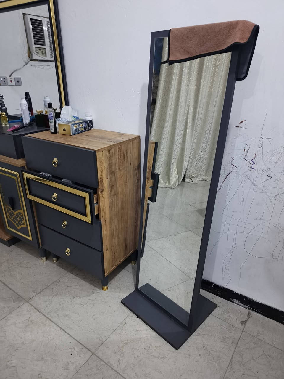 السلام عليكم غرفه نوم للبيع 8قطع جديده صارلهه شهرين السعر مليون ونص وبي مجال بسيط للاستفسار رقم***********
