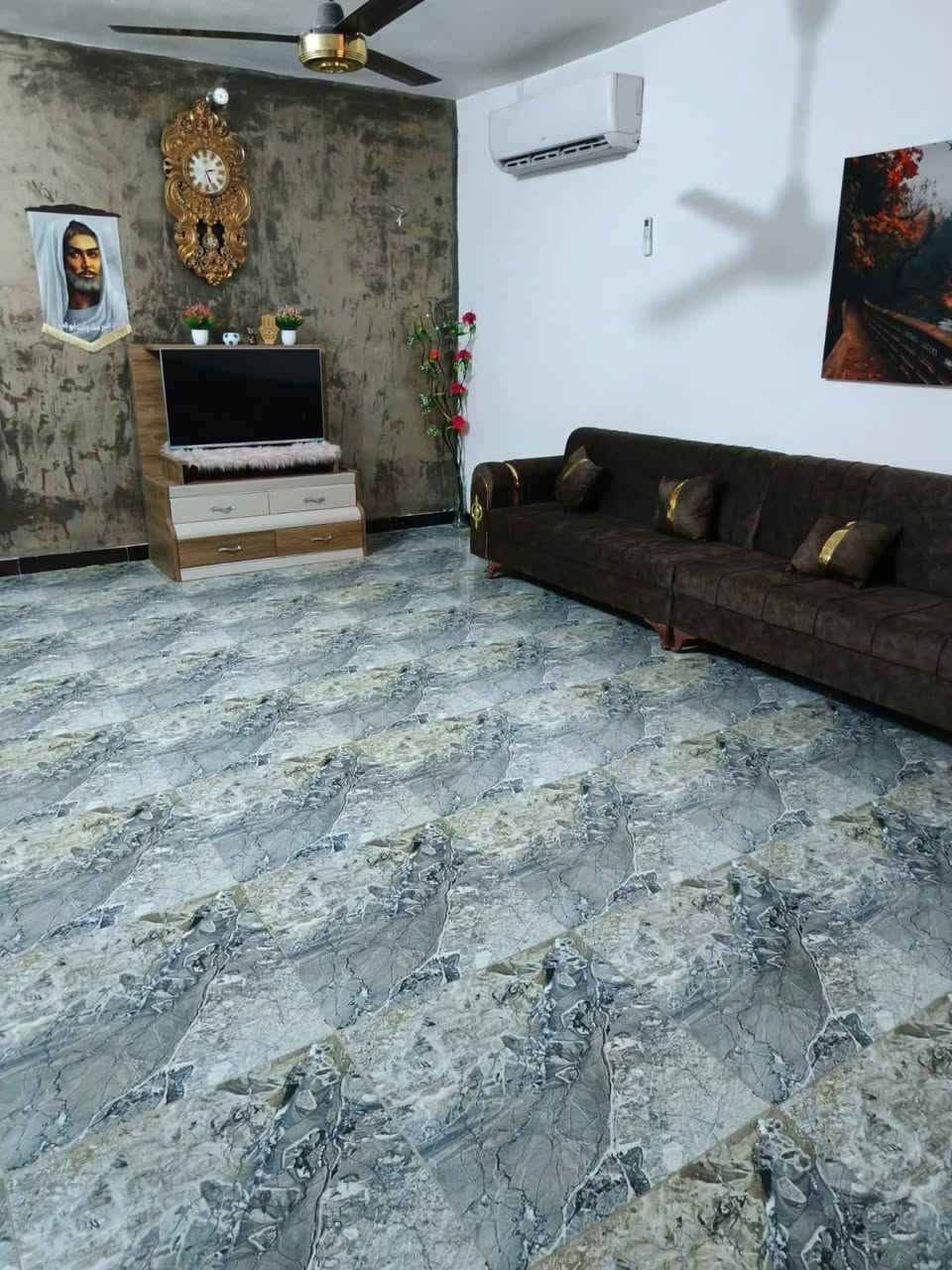 دار للبيع طابو صرف مساحته ٢٤٠ متر موقعه حي العسكري ورة جمله ابو علاء شارع حجي نوشي يحتوي على غرفتين صاله ستقبال مطبخ طارمه صحيات سقف عكادة سطح فرشي ارضيه بورسلين كهرباء ماء مجاري جدد جاهز للاستفسار  ***********
