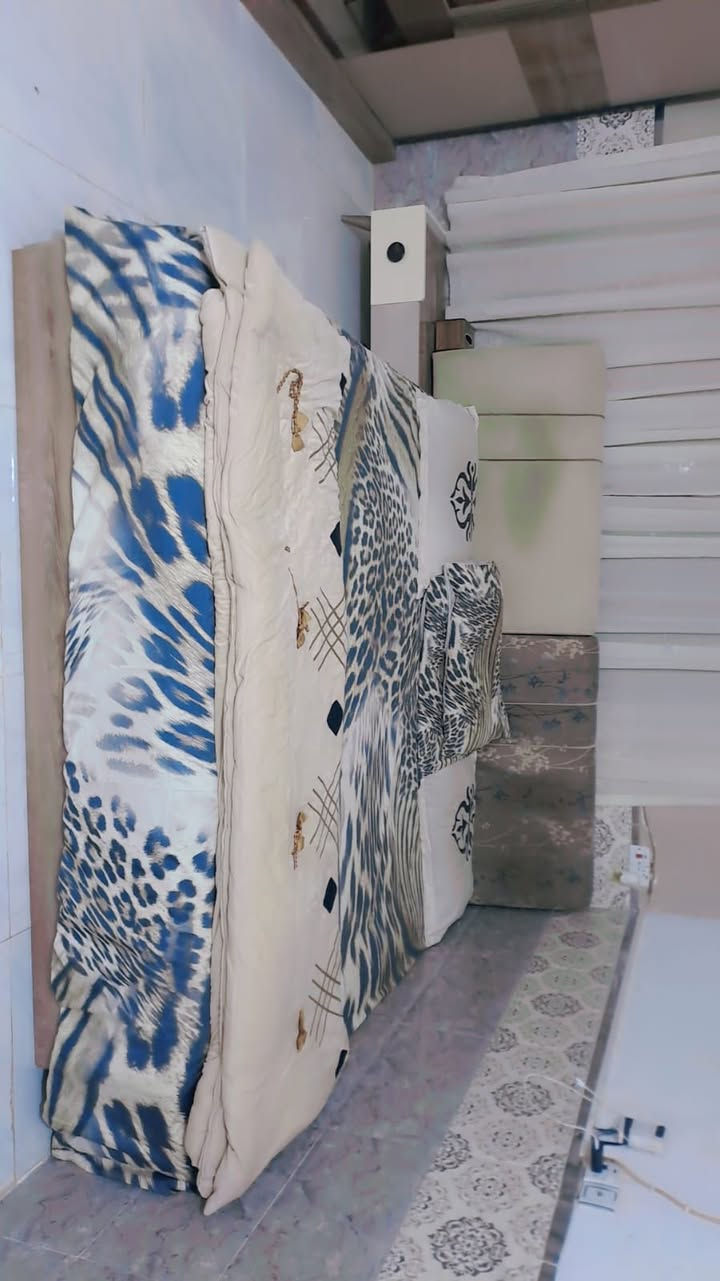 السلام عليكم غرفه تركي اصليه نضيفه كل ضرر مابيه 7قطع مع الدوشك مكان بآبل رقم موبايل ***********
