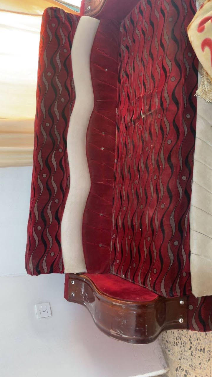 للبيع تخم 
2 مقاعد كببرة 
2 صغيرات 
1 وسط 
مابي اضرار فقط حرق بسيط موجود بالصورة
سعره 100


**إذا كنت صاحب هذا الإعلان وتريد حذفه لأي سبب، رجاءا أرسل رسالة إلى الدعم الفني**