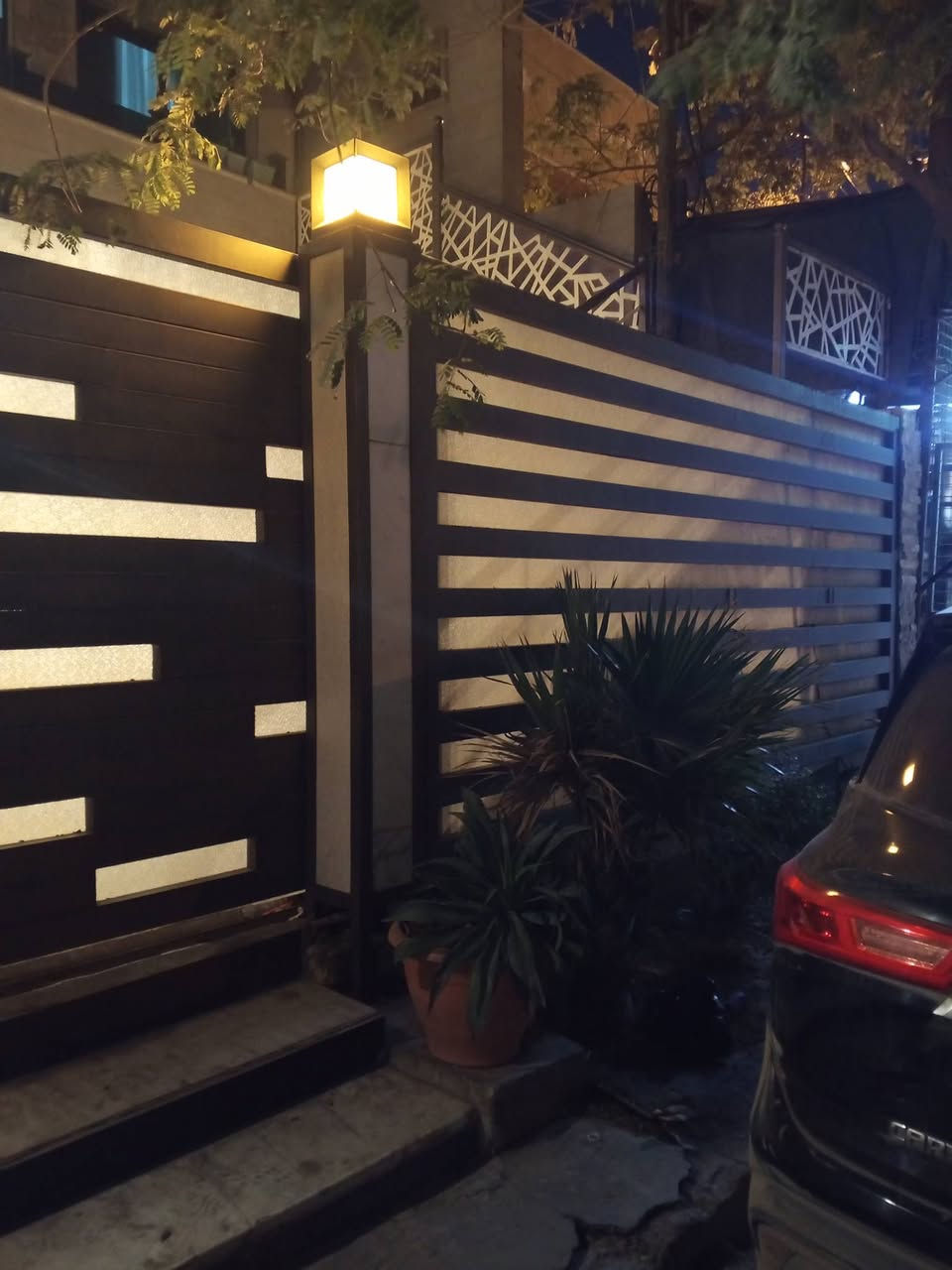 للايجار بيت يحتوي على طابقين معزولات بدرج خارجي والطرمه مشتركه النضافه بناء ٢٠٢٠ علشارع العام الرئيس مقابيل مركز الوليد منطقه نايف السردي الطابووايضا حديقه وكراج خارجيات عله الشارع تشجير المساحه ١٥٠ يؤجر البيت أما كاملا مليون وخمسمائه أو على أنفراد الواحد ٧٥٠٠٠٠ يحتوي عله خمس غرف نوم وبيتونه سطحين وطرمه كبيره الطابق الارضي ٢غرف والأعلى ٣ غرف هاتف***********معلومه البيت الارضي مؤثث بالكامل والأعلى نصف اثاث
