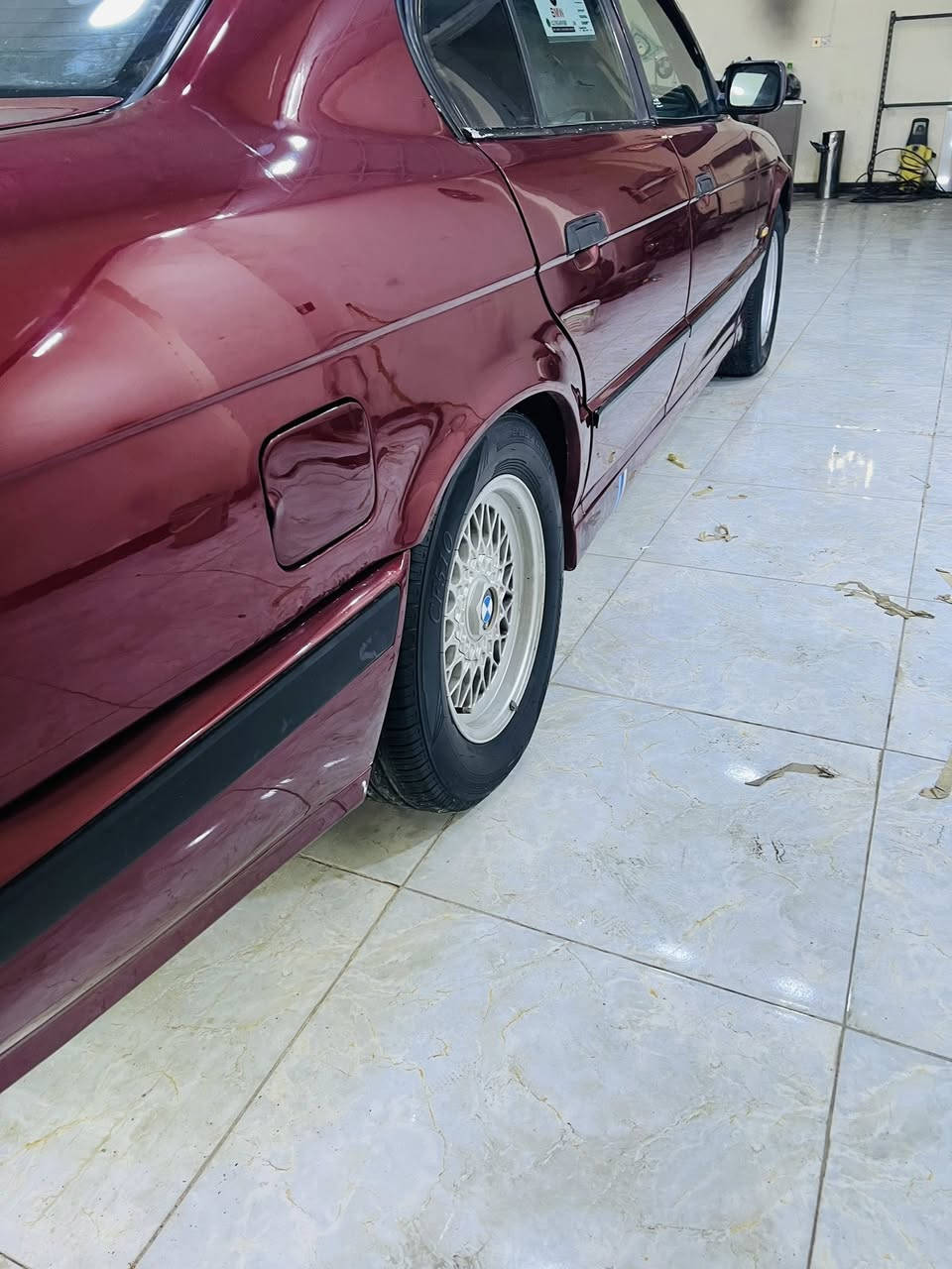 سلام عليكم بي ام البيع موديل ٩١حجم ٥٢٥اصل بليته وسنويه رقم بغداد بسمي سياره خير من الله بيها رجفه قليله تخم تاير ويل جديد خليه الصلي داخل حلوو جلد اسود مكاني الطيفيه سعر ٧٧بيها مجال بصيط ‭٠٧٥١ ٩٤٦ ٩٢٧١‬ 
*********** بيهن واتساب ثنينهن
