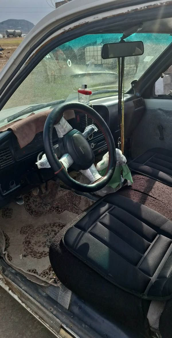 تۆیۆتا پیکاب ١٩٩٠ تاک چوار قولاب سەیارەکە مالی کەسابەتە بی مەسرەفە گیر مەکینەو ئەکسل بەشەرت   سەیارەکە نموونەیە لە هەیکەلو جوانی یەک دینار مەسرەفی تیانیە هەموو گیانی مەزبوتە ئیش ئەکات چوار تایەی لۆکی لە ژیرایە کارەبای مەزبوتە سەیارەکە ئارمە سەیارەکە لە سلیمانیە 
*********** السليمانية, العراق
