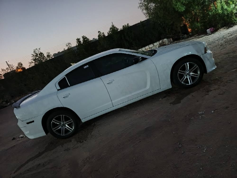 جارجر ٢٠١١ كندي بدون حادث هنا بالعراق بيها جاملغ واحد امامي صبغ وعندي اني صبغته وعندي صورته قبل الصبغ سعرها ١٣٨ 
*********** البصرة, العراق

