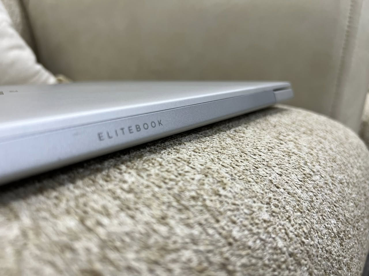 🔥 للبيع – لابتوب قوي ومواصفات ممتازة 🔥
فرصة حلوة للي يدور جهاز سريع وعملي 💻
HP elitebook 

🔹 المواصفات:
- شاشة 15.6 إنج واضحة وكبيرة  
- معالج Ryzen 5 Pro قوي ⚡  
- كرت شاشة Vega 8ممتاز برامج تصاميم وبرمجه وألعاب 🎮  
- أداء سريع ومناسب للاستخدام اليومي  

🔹 المميزات:
✔️ مناسب للدراسة والعمل  
✔️ تشغيل سريع بدون تعليق  
✔️ شاشة مريحة للعين  
✔️ جهاز عملي ويتحمل الاستخدام  
شكل نحيف وعصري حديث

💰 السعر: (425 الف وبيها مجال بسيط)
📍 الموقع: (واسط وتوصيل موجود جميع المحافظات )
📞 للتواصل: خاص ***********
