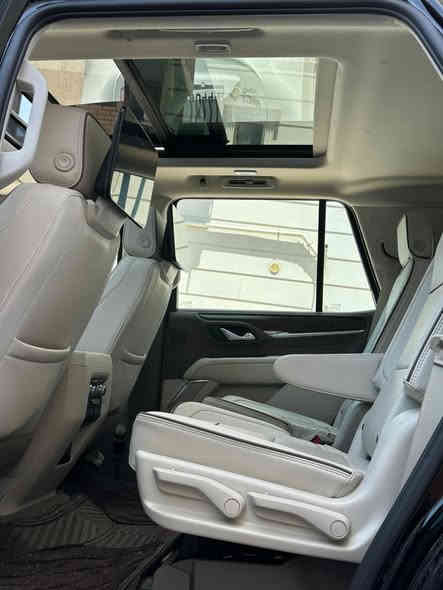 GMC Denali 2023 - جي ام سي دينالي 
فخامة أمريكية بحالة الوكاله.

🔹 استلام شركة – ZERO استخدام فعلي
🔹 الممشى: 25,000 كم فقط لا غير
🔹 وضع الشركة / مارك 1
🔹 رقم شمالي

المواصفات والإضافات 👇

المحرك والأداء:
▪️ محرك 6200 سي سي (6.2L V8)
▪️ قوة 420 حصان
▪️ ناقل حركة أوتوماتيك
▪️ أداء قوي وسلس على الطريق
▪️ ثبات عالي بالسرعات

الراحة والفخامة:
▪️ مقاعد جلد Denali أصلية
▪️ مقاعد كهرباء مع ذاكرة
▪️ تبريد وتسخين مقاعد
▪️ تكييف ثنائي المناطق (Dual Zone)
▪️ فتحات تكييف خلفية
▪️ عزل صوت ممتاز داخل المقصورة

التكنولوجيا:
▪️ شاشة وسطية كبيرة
▪️ شاشة عدادات رقمية
▪️ Apple CarPlay & Android Auto
▪️ بلوتوث – USB – أوامر صوتية
▪️ نظام صوتي فاخر Denali

الأمان والمساعدة:
▪️ رادار
▪️ تحذير تصادم
▪️ تنبيه خروج عن المسار
▪️ نظام الثبات الإلكتروني
▪️ حساسات أمامية وخلفية
▪️ كاميرات محيطية

التصميم الخارجي:
▪️ ويل Denali أصلية
▪️ إضاءة LED أمامية وخلفية
▪️ مرايا كهرباء مع إشارات مع تحذير النقطه العمياء.
▪️ شكل مهيب وحضور قوي

🚘 السيارة نظيفة جداً
📸 الصور تحچي
🔍 الفحص يثبت كل شي.  
السعر 77,500$ - كفاله عامه من الخدش والطلاء   
العنوان السليمانيه.        
تواصل ويانه، وتدلّل 🤝.                      
***********
