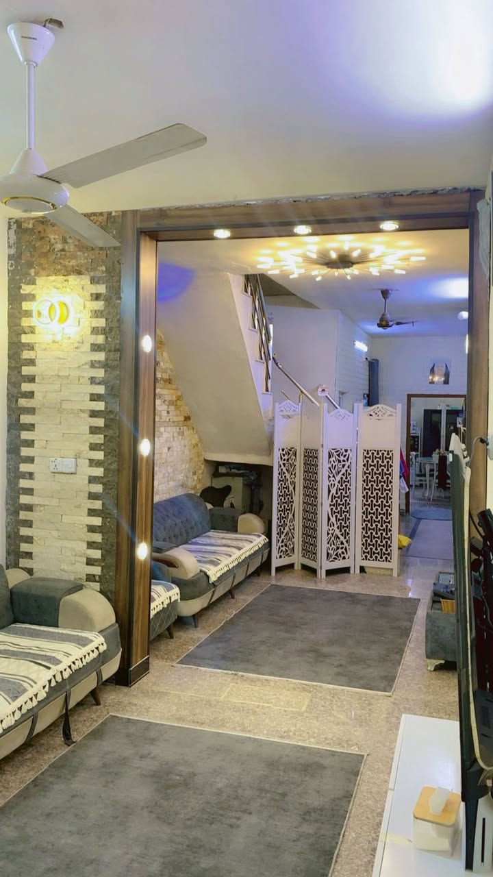 بيت للبيع
المساحه:٦٢ 

الموقع : الزعفرانيه الشهداء خلف مركز شباب

السعر : ١٠٠

بيت طابو سكني ملك صرف 

للاستفسار اتصال 📞 ***********

البيت طابقين  الطابق الثاني غرفتين نوم وصحيات

الطابق الاول ستقبال وهول ومطبخ ومنور وصحيات
