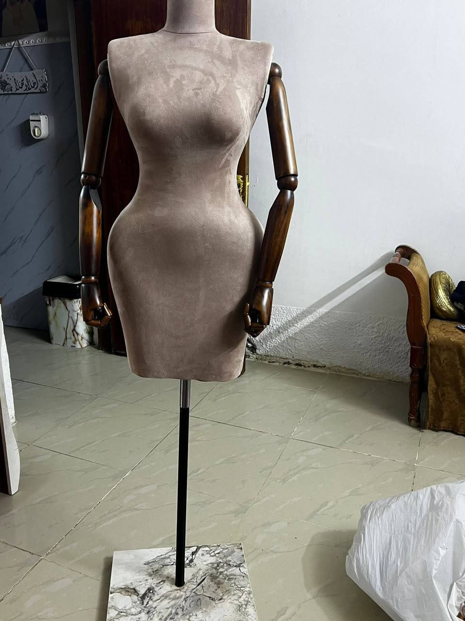 بوست مؤقت صبايا لصديقة رفعولها البوست لطفا"
💠سلام عليكم مليكانة استخدام قليل كلش منحوت  فايبر كلاس  درجة اولى مغلف بقماش قديفة  للبيع تلبيسة بنطرون هم ترهم ارتفاع متحرك لحد200سم  قاعدة خشب ثگيلة وياهة ايدين او تگدر تسويهة بدون ايدين تفصخهن هم عادي  يعني مال فساتين و گلابيات و دشاديش و حتة بناطير و تراكات و كلشي و حتة ترهم لعرض الاكسسوارات او الجنط 
السعر:170 ألف وبيهه مجال.. ***********
