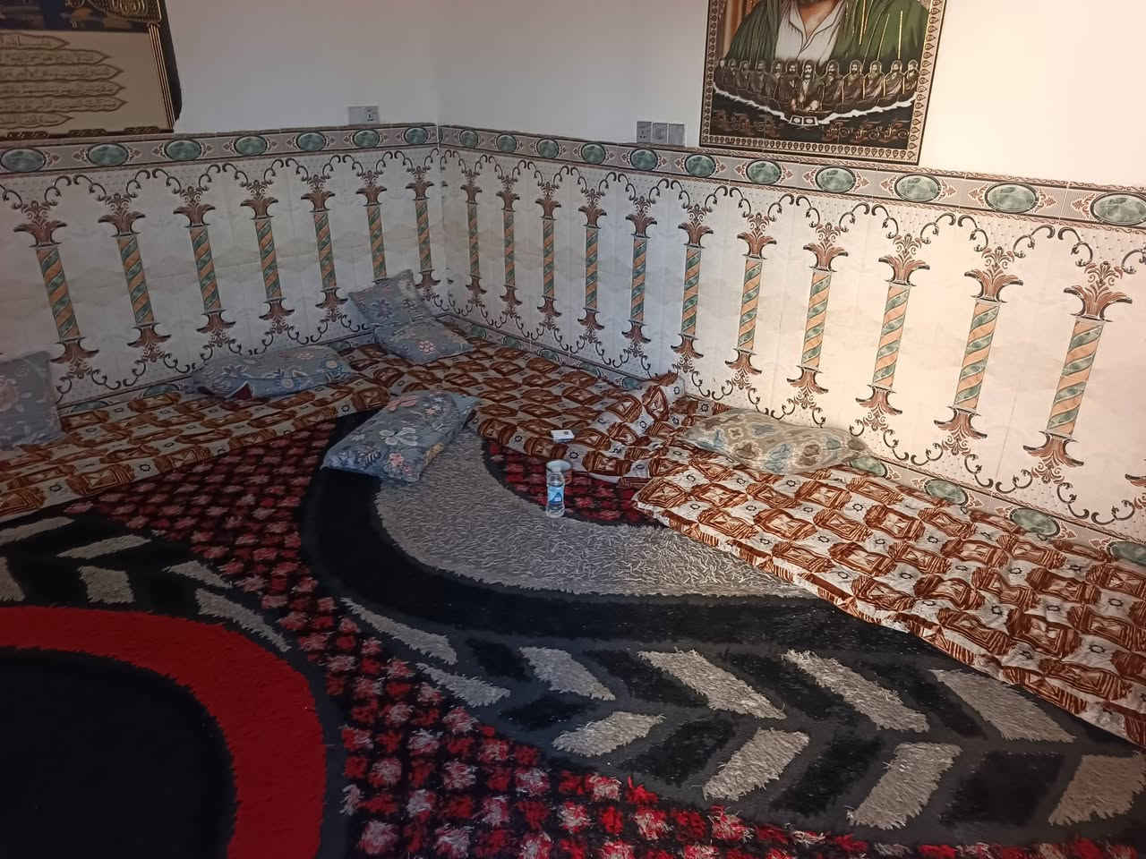 السلام عليكم بيت بسعدي قريب على طريق ياحسين بكاع الخزاعل مدور ثاني يوم البيت كامل مكمل وياه قطعه ١٠٠متر مسويه حديقه وأي ستفسار الاتصال على الرقم ‏‪***********‬‏

