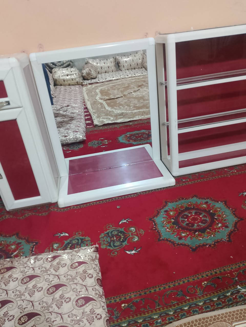 للبيع طقم ديكور حلاقة كامل (3 قطع) بتصميم أنيق وعملي جداً، مصنوع من الألمنيوم الدرجة الأولى (مقاوم للرطوبة والحرارة)
مراية حلاقة واسعة: مع إطار ألمنيوم أبيض وتطعيم أحمر، تعطي مظهر فخم للمكان.
ميز (جاروف) جانبي: يحتوي على درج ومساحة تخزين للمكائن والمعدات، مع يدات كروم حديثة.
رفوف عرض (فاترينة): تحتوي على رفوف زجاجية، مثالية لعرض العطور، الكريمات، أو أدوات الحلاقة.
المميزات 💰 السعر المطلوب: 100 ألف دينار عراقي (سعر قفل وبلاش بالنسبة لنظافته للتواصل:
عبر الرسائل أو الاتصال على الرقم [***********]
