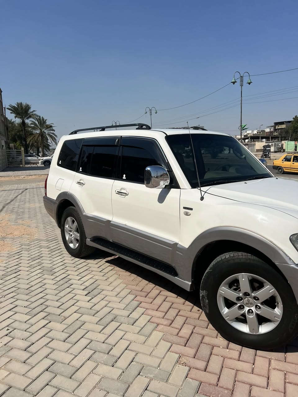 السلام عليكم باجيرو موديل 2006 خليجي بدون ضربه بدون صبغ مكفوله بيه بارد شي قليل موضح بالسونار جاهزه كير ومحرك رقم بغداد السياره حلوه وبلاديه السعر 90$ بلاش وهيج جمال مكاني بغداد البلديات ***********
