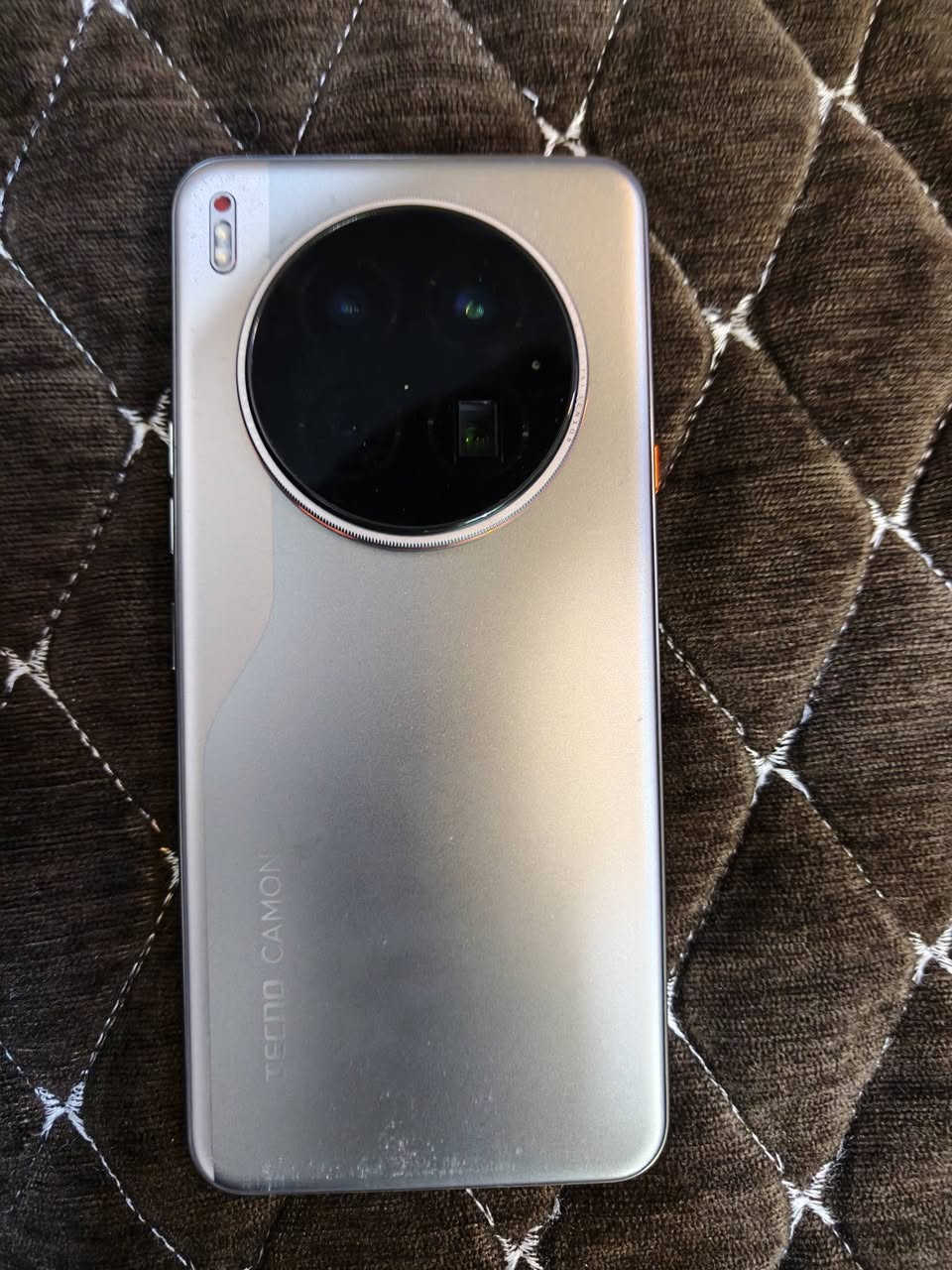السلام عليكم
تكنو كامون 40 بريمير 5g
المعالج dimensity 8350 
ذاكرة 256 
باتري 70 واط
كاميرات عدد 3 على 50 ميكابكسل والامامية 50 
الشاحنة الاصلية والكفر الاصلي والعلبة كلهن موجودات
التلفون غني عن التعريف 
سعره 375 وبي مجال بسيط
رقم التلفون ***********
