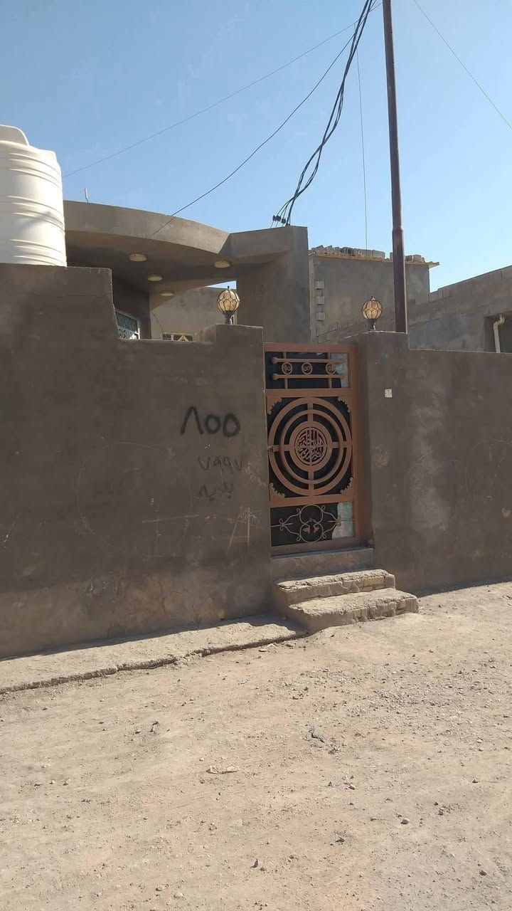 السلام عليكم دار سكن للبيع في الكوت منطقة حي الحكيم نزلة علي الامير بالقرب من شارع الصب بالقرب من المستوصف مساحتة 100م البناء طابوق درجة اولى والسقف صب مسلح والارضية والجدران سيراميك ويتكون البيت من غرفة وصالة ومطبخ واستقبال وصحيات داخلية وخارجية ومرقم من قبل البلدية السعر 35 وبي مجال الاستفسار الاتصال على هذا الرقم ***********
