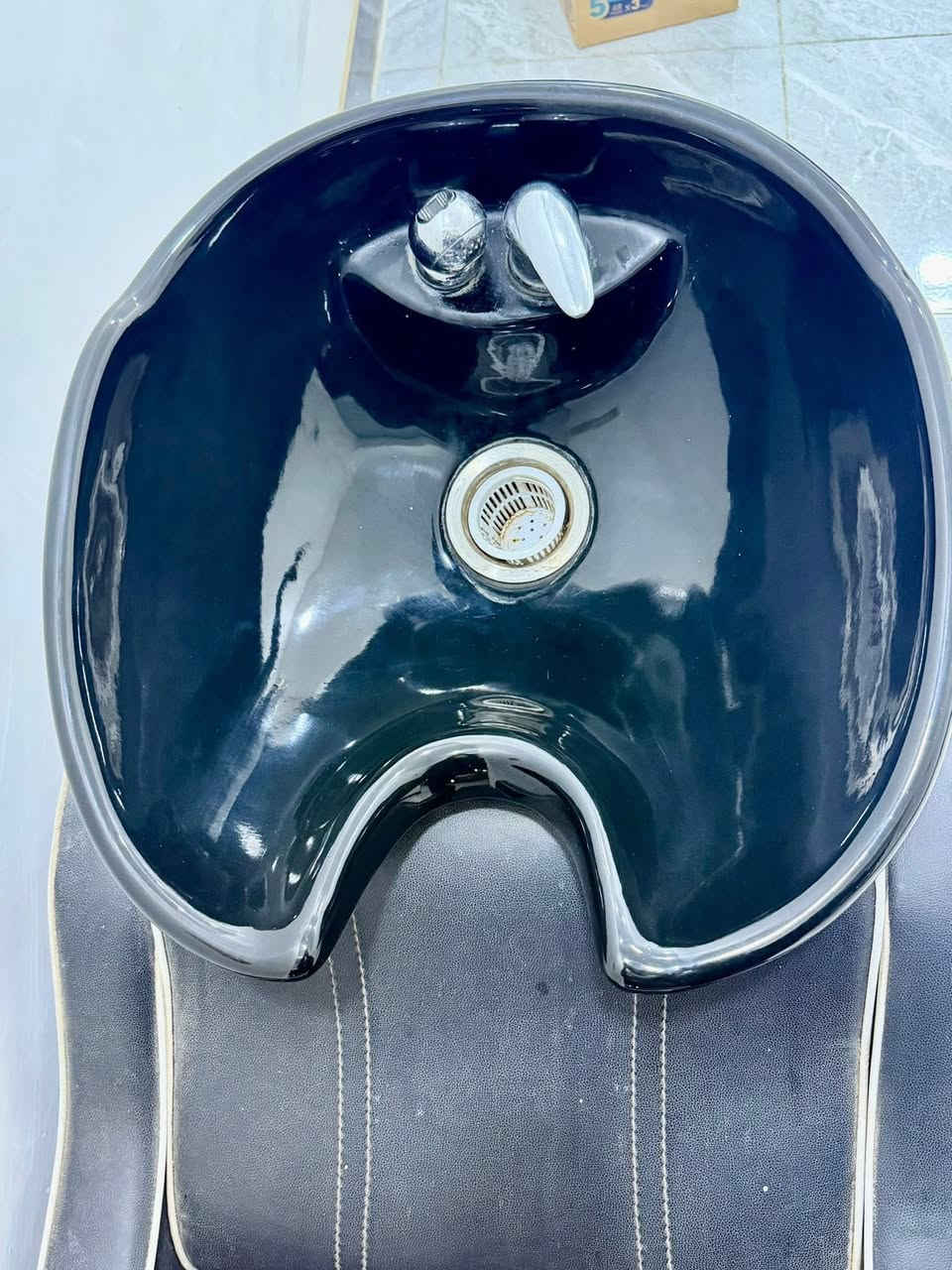 مغسلة حلاقة نظيفة جداً ومستعملة استخدام خفيف، ما بيها أي عيوب ماء حار بارد  تشتغل تمام الاستفسار خاص .


**إذا كنت صاحب هذا الإعلان وتريد حذفه لأي سبب، رجاءا أرسل رسالة إلى الدعم الفني**