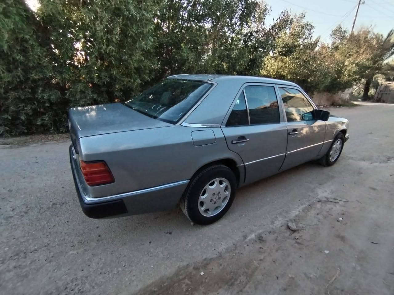 للبيع دب مارسدس موديل 91اصل
رقم بغداد كير ومكينه بطه 3000خير من الله 
قواعد دبل بلاد حداديه وتخم تاير جدد كهربائيات شغاله كامله تبريد ثلج داخل اسود جلد كشنات كهرباء سعر 60وبيها مجال الشراي 
مكان ناصريه الرفاعي الرقم ***********
