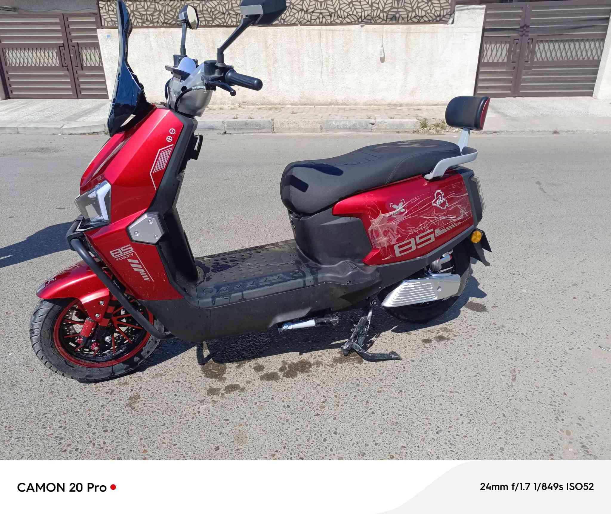 السلام عليكم 
دراجه شحن للبيع الصاعقه 
جديده شخط مابيها
6 بطاريات حجم كبير  32 امبير للبطاريه الوحده 
سرعتها 75 km
السعر 950  وبيها مجال 
مكاني الكاظمية  
للاستفسار ***********
