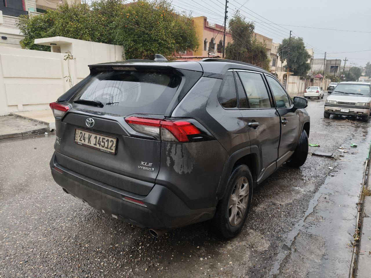 السيارة هايبرد awd 
كامل المواصفات xle فتحة سقف وبصمة وصندوق كهربائي موديل ٢٠٢٢ 
ماشية ٦٤ الف كيلو متر
اربعة انظمة عادي وهايبرد وسبورت وجبلي .
السيارة وارد أمريكي ضررها  بسيط دعامية أمامية َمبدلة بدون دواخل .
مكان السياره موصل جانب الايسر
للاستفسار ‏‪***********‬‏
*********** موصل, نينوى
