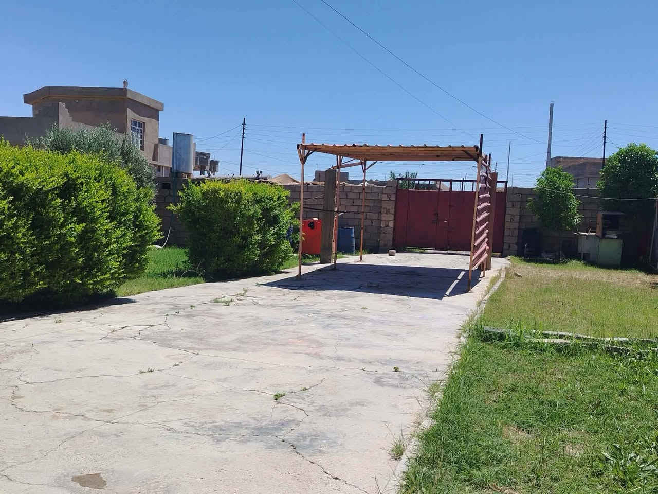 السلام عليكم
بيت للبيع الموقع بعاجه قريب ع المعارض الجديده على شارع تبليط 
مساحه الارض 1000 متر
للاستفسار اتصل على هذا الرقم:***********
