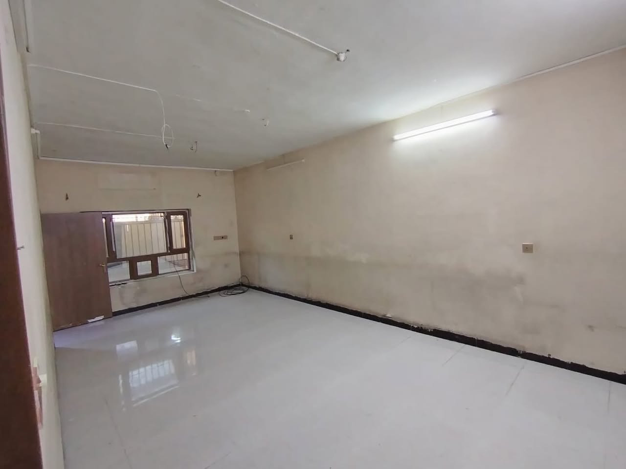 مشتمل ارضي للايجار ٢٠٠ متر غرفتين نوم ملحقاتها بحي الأسرة والمفقودين خلف جامع العدل ايجاره 
٣٠٠ الف نهايته وعائله موظفين 
***********
***********
