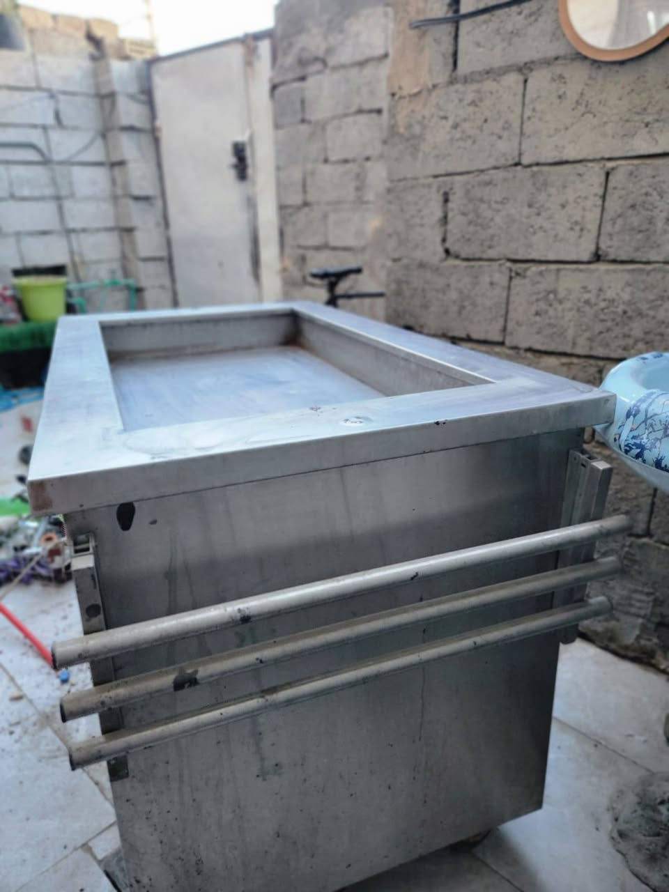 ميز سنستيل اصلي ثقيل
وبي تايرات كلش نظيف السعر 170 بي مجال 
***********
