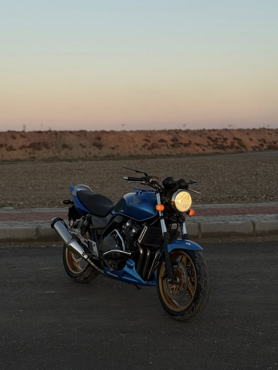 السلام عليكم
دراجه للبيع بدون رقم 
موديل 2012
سكيرتي اصل عقل بلادي 
كفاله عامه 
كير و مكينه 
شلعه و معدل شرط تعبر 180 
كهربئيات كلها عل بلاد 
تخم تاير جديد اصلي 
بدون نصق برغي 
السعر 27 
مكاني صلاح الدين بلد 
***********
