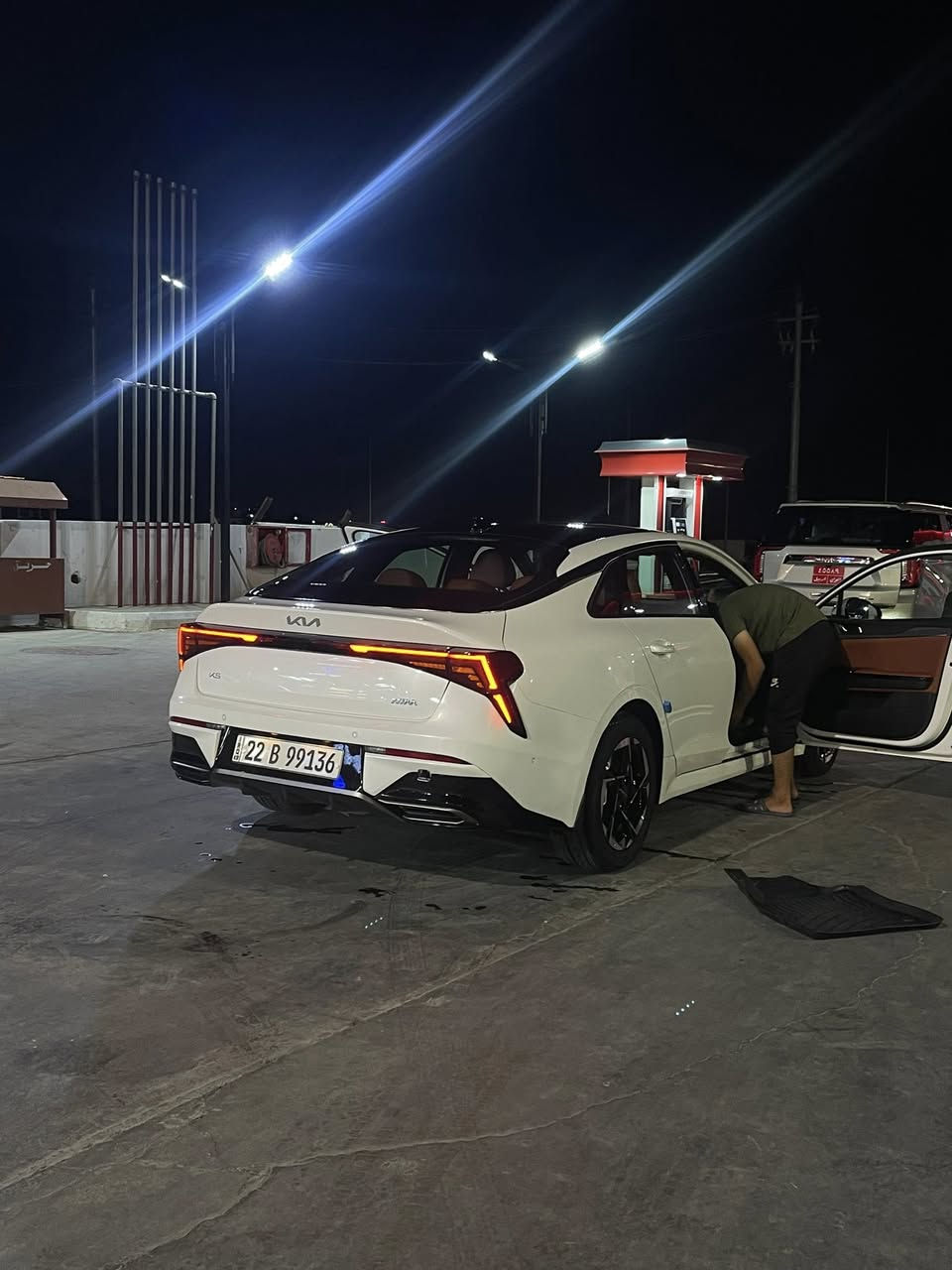 السلام عليكم 
K5 خليجي موديل24
اعلى مواصفات تجي 
كشن حار بارد 
رادارات محيطيه 
مري قلاب عند الرجوع للخلف 
كامرات عدد 4 
خزن ميموري للكشن السايق 
شاشه كبيره متصله 
بنراما 
كشن كهربائي شفط
وباقي المواصفات المعروفه
ماشيه 35 الف كيلو
بيه طخه صارت عندي بالجاملغ الخلفي وبارد بحافة البنيد صوره مرففقه
السعر 23.500 يعني شدتين و 35 ورقه وبيه مجال 
مكانه حي الجامعة 
***********
