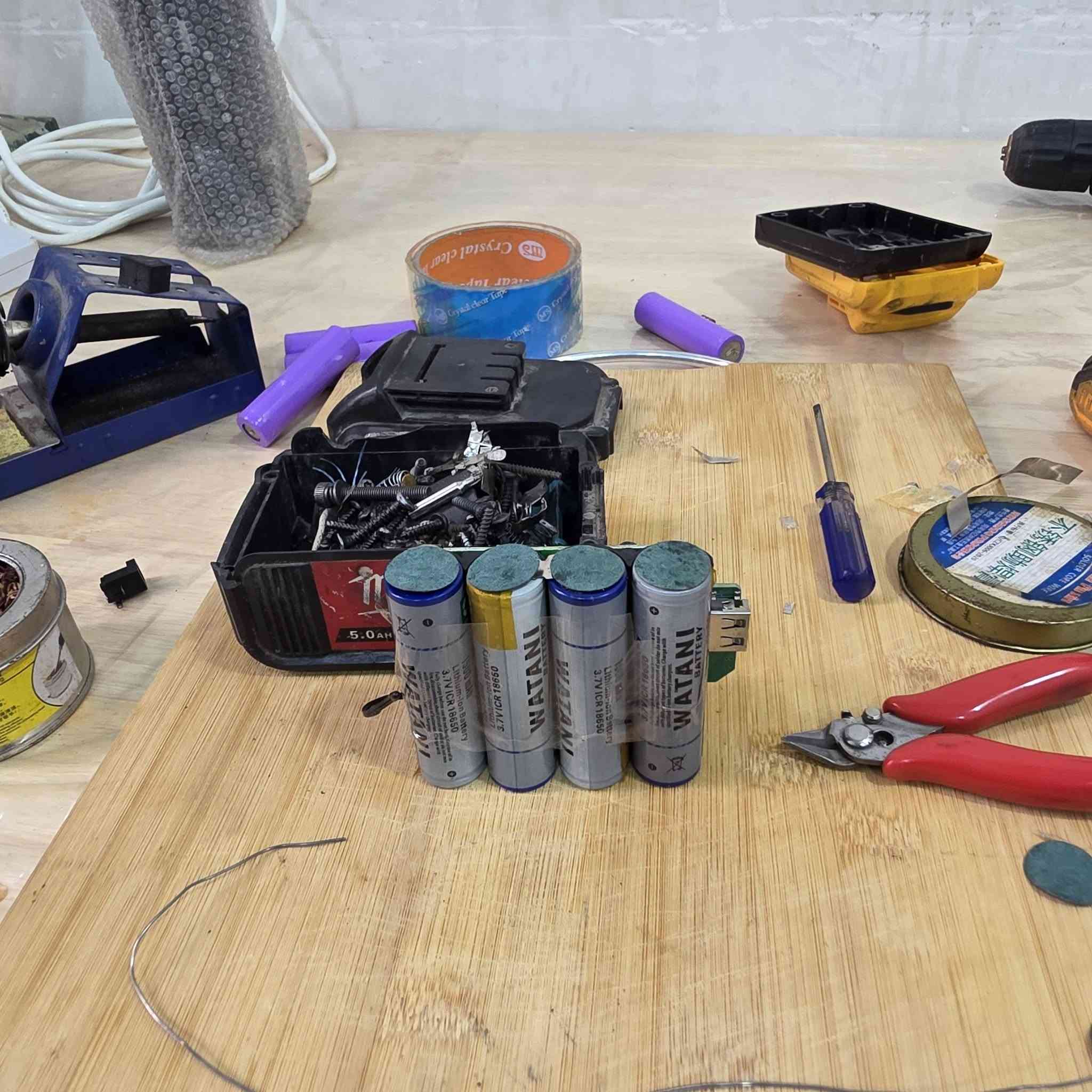 السلام عليكم  من رخصه الادمن المحترم   تم بحمد الله تعالى تبديل خلايه  بطاريه ديولت ٤ خليه ١٦ فولت ١٥٠٠ ملي امبير 
خلايه الوطني  للاستفسار مراسله الرقم  
***********
